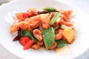 Cevizli kızarmış tavuk, sebzeli ve fındıklı kızarmış tavuk.