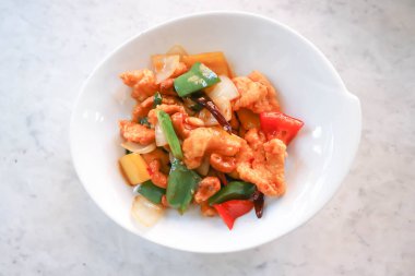 Cevizli kızarmış tavuk, sebzeli ve fındıklı kızarmış tavuk.