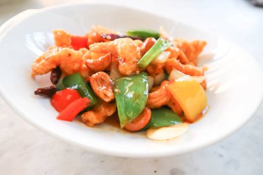 Cevizli kızarmış tavuk, sebzeli ve fındıklı kızarmış tavuk.