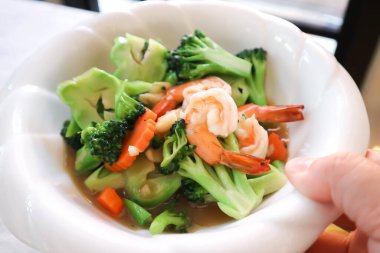 Sebzeli kızarmış karides, kızarmış sebze ya da brokoli ve havuçla karıştırılmış kızarmış karides.