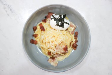 spagetti veya spagetti carbonara, makarna carbonara veya carbonara