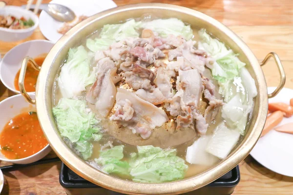 烤箱里的烤猪肉 泰国菜和韩国菜 或者锅里的烤猪肉 — 图库照片