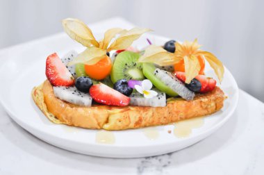 Kızarmış ekmek ya da meyveli tost.