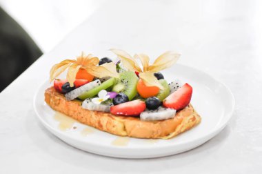 Kızarmış ekmek ya da meyveli tost.