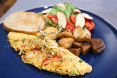 Omlet, omlet ya da salata, kızarmış patates ve soslu omlet.