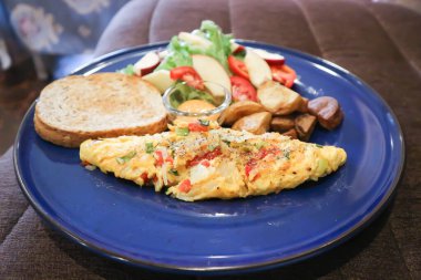 Omlet, omlet ya da salata, kızarmış patates ve soslu omlet.