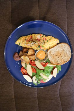 Omlet, omlet ya da salata, kızarmış patates ve soslu omlet.