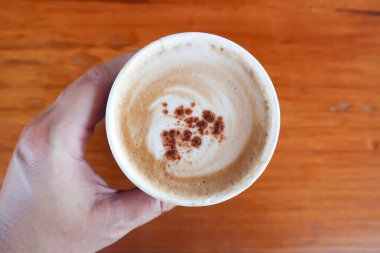 Sıcak kahve, cappuccino kahve ya da kağıt bardakta kahve.