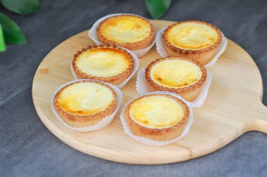 Servis için tepside turta, peynir turtası ya da turta