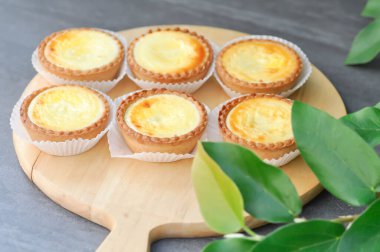 Servis için tepside turta, peynir turtası ya da turta