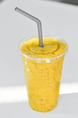 Tutku meyveli smoothie, smoothie veya mango ve tutku meyveli smoothie servis için