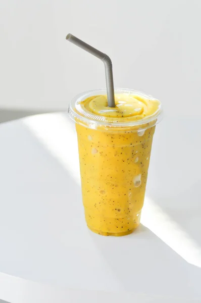 Passionsfrukt Smoothie Smoothie Eller Mango Och Passionsfrukt Smoothie För Tjäna — Stockfoto