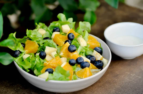 Salada Frutas Legumes Mirtilo Maçã Salada Laranja Com Alface Molho — Fotografia de Stock