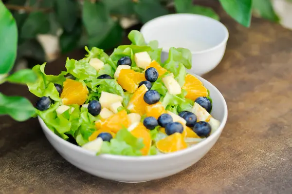 Salade Fruits Légumes Salade Bleuets Pommes Oranges Avec Laitue Vinaigrette — Photo