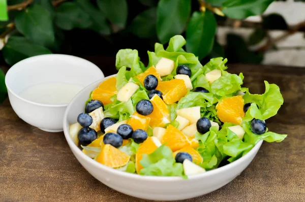 Groente Fruitsalade Bosbessen Appelsalade Sinaasappelsalade Met Sla Saladedressing — Stockfoto