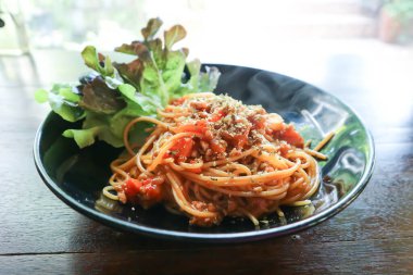 spagetti ya da baharatlı spagetti, makarna ya da domates soslu spagetti.