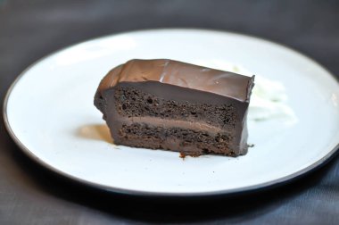 Çikolatalı kek veya çikolatalı kek veya browni.