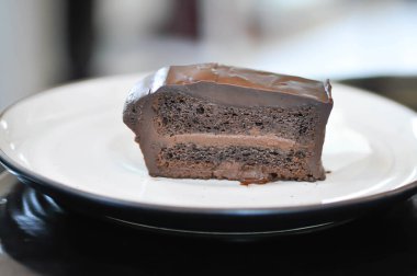 Çikolatalı kek veya çikolatalı kek veya browni.