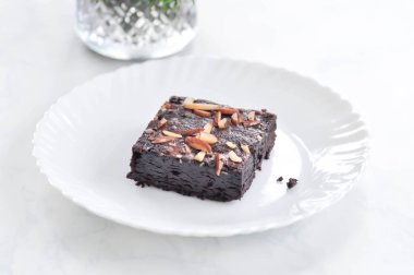 Brownie veya badem soslu çikolatalı kek.