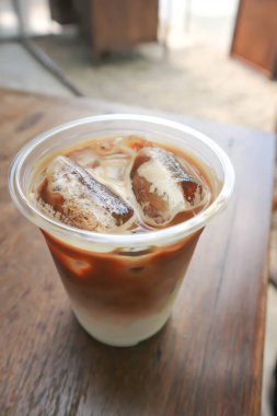 Kahve, buzlu kahve ya da servis için buzlu kapuçino.