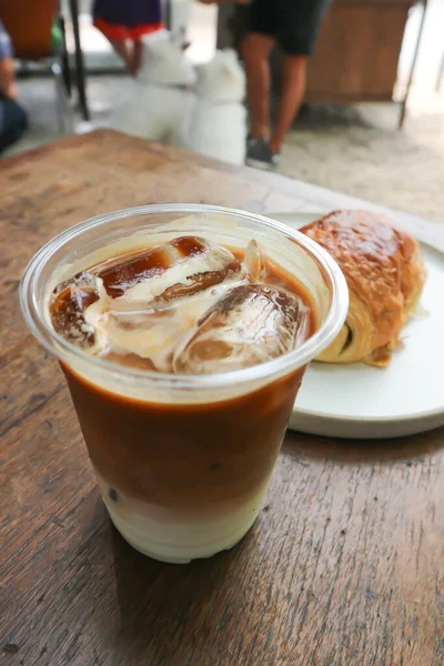 Kruvasan, Fransız kruvasanı veya Fransız ekmeği veya ekmek ve buzlu kahve.