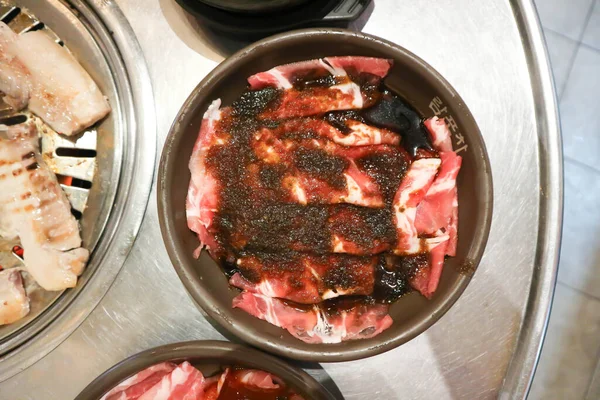 Carne Porco Crua Carne Porco Fatias Carne Crua Com Molho — Fotografia de Stock