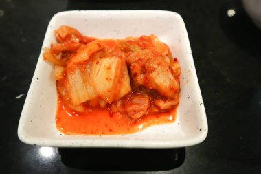 Kimçi, kimçi veya Kore salatası veya Kore yemeği veya sebze turşusu veya mayalanmış sebze.