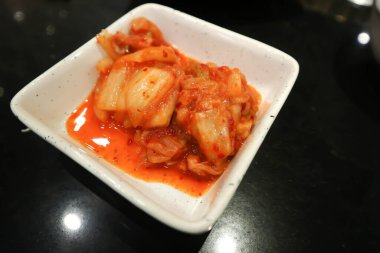 Kimçi, kimçi veya Kore salatası veya Kore yemeği veya sebze turşusu veya mayalanmış sebze.