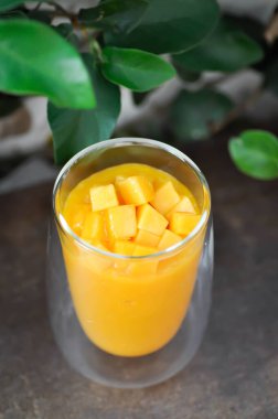 Mango smoothie veya mango yoğurt smoothie, servis için karıştırılmış mango.