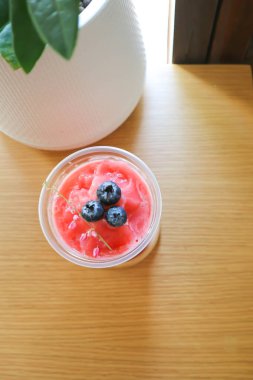 Karpuz suyu, karpuz püresi ya da çilekli italyan gazozu ya da yaban mersinli meyve püresi.