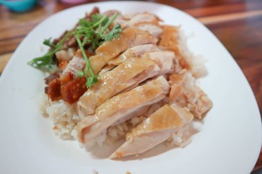 Tavuklu pilav, tavuklu pilav ya da üzerine tavuk ve domuz eti ya da karışık et.