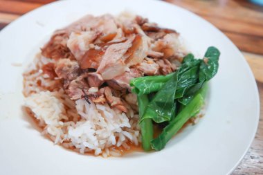 Domuz eti, domuz yahnisi ya da haşlanmış domuz eti, pirinçli taze jambon ya da domuz etli pilav.