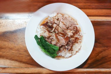 Domuz eti, domuz yahnisi ya da haşlanmış domuz eti, pirinçli taze jambon ya da domuz etli pilav.