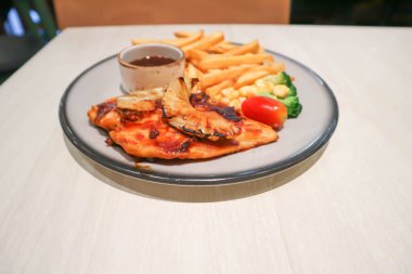 Kızarmış tavuk ya da kızarmış patates ve sebzeli tavuk.