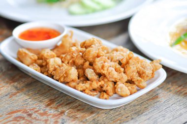 Kızarmış tavuk yemeği, kızarmış tavuk ve sos ya da çıtır tavuk kraker ya da gazoz.