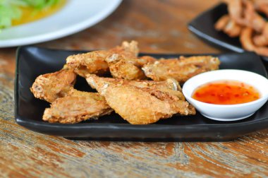 Kızarmış tavuk ya da kızarmış tavuk, tavuk ya da kızarmış tavuk ve sos.