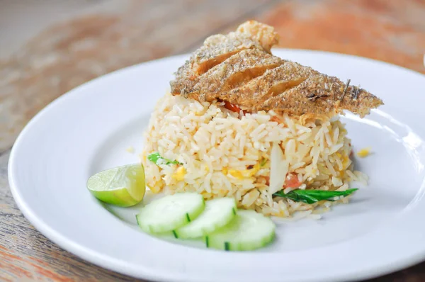 Gebratener Reis Oder Gebratener Reis Mit Frittiertem Fischtopping Und Sauce — Stockfoto