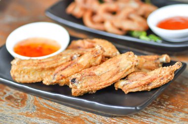 Kızarmış tavuk ya da kızarmış tavuk, tavuk ya da kızarmış tavuk ve sos.