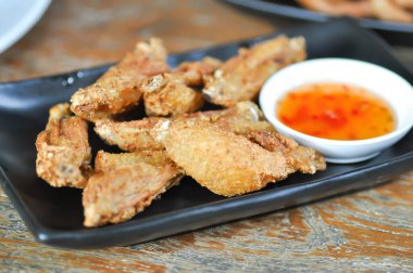 Kızarmış tavuk ya da kızarmış tavuk, tavuk ya da kızarmış tavuk ve sos.