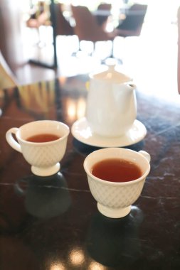 Sıcak çay, çaydanlık ve çay fincanı