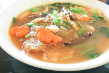 Erişte ya da kızarmış erişte, sebze çorbası ya da Çin eriştesi.