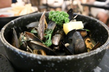 midye, ızgara deniz midyesi ya da servis için ızgara midye.