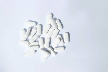 İlaç ya da ilaç, hap, tablet ve kapsüller en üstte.