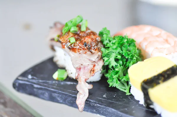 Sushi Sau Gyuuniku Sushi Orez Acoperit Carne Vită Crudă Sau — Fotografie, imagine de stoc