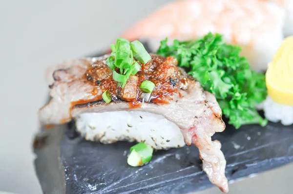 Sushi Gyuuniku Sushi Rice Topped Raw Beef Beef Sushi Egg — Fotografie, imagine de stoc