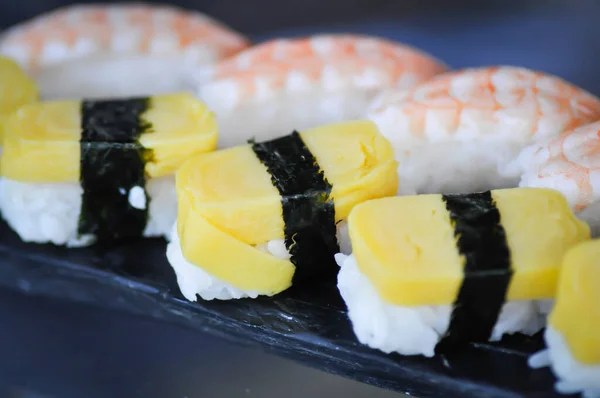 Sushi Sau Sushi Orez Acoperit Sushi Creveți Sau Rulouri Aburi — Fotografie, imagine de stoc