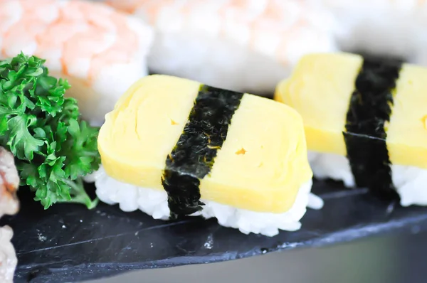 Sushi Sau Sushi Orez Acoperit Sushi Creveți Sau Rulouri Aburi — Fotografie, imagine de stoc