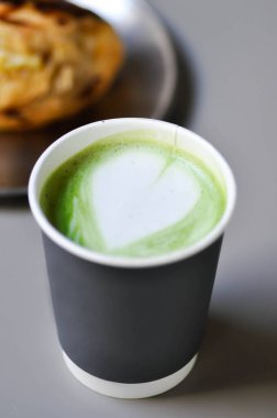 yeşil çay veya kibrit yeşil çay, yeşil çay latte ve ekmek