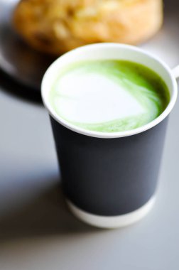 yeşil çay veya kibrit yeşil çay ve ekmek