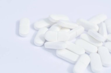 İlaç veya ilaç, hap, hap ve kapsüller veya beyaz ilaç veya uyuşturucu veya beyaz hap veya beyaz hap